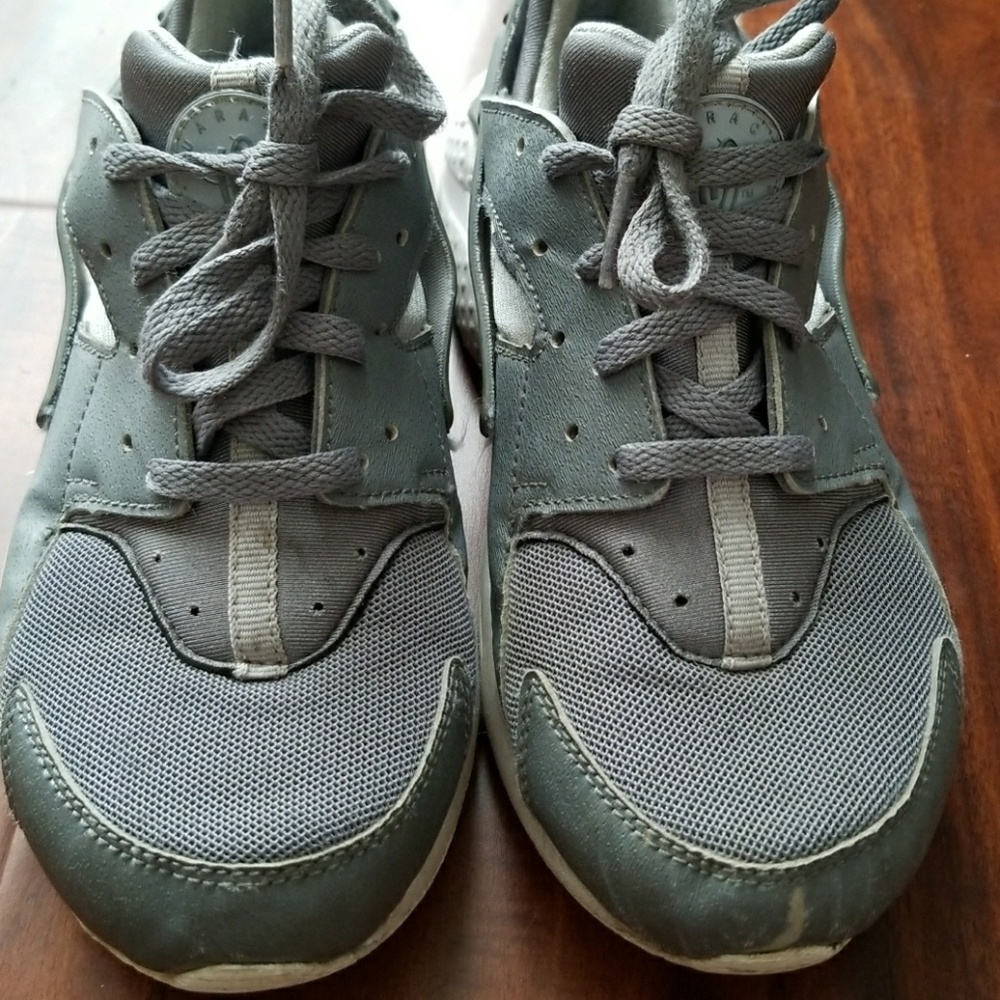 🎉SOLD 🎉Boy's Nike Huarache gym shoes
